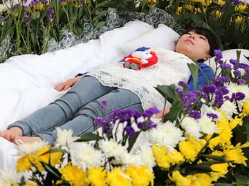 Nữ sinh viên Trung Quốc tổ chức tang lễ cho chính mình