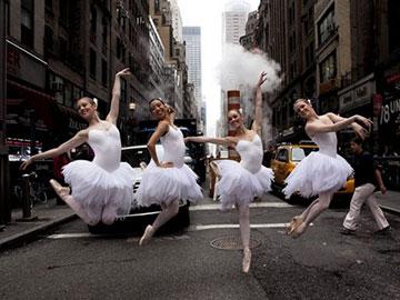 Vũ khúc ballet giữa đường phố của các thiếu nữ xinh đẹp