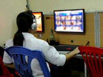 Sốc với clip thiếu nữ xem phim 'đen' nơi công cộng