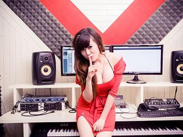 Những hot girl mới nổi có vòng một 'khủng'