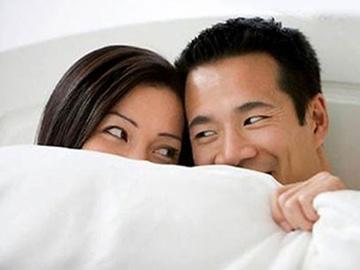 Hài hước vợ chồng trẻ bị 'bắt quả tang' khi 'yêu'