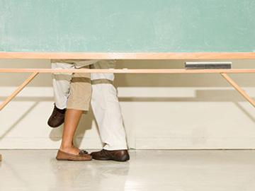 3 mối quan hệ 'nguy hiểm không nên có ở giảng đường