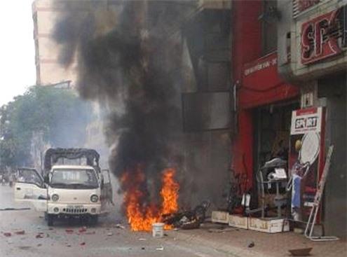 Hiện trường vụ nổ mìn trước tiệm vàng Hoàng Tín vào 11h ngày 21/6/2012.