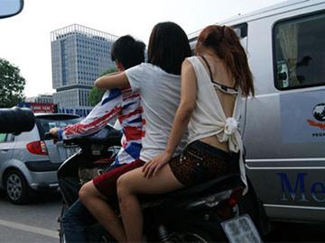 Nóng, con gái Hà Nội mặc xuyên thấu về đêm