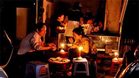 Cô gái bị 'ném đá' vì cười miền Nam cúp điện