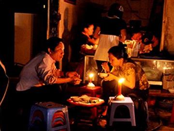 Cô gái bị 'ném đá' vì cười miền Nam cúp điện