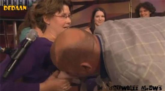 Dẫn chương trình Paul De Leeuw không ngại bú sữa trực tiếp từ nguồn. Ảnh: The Sun