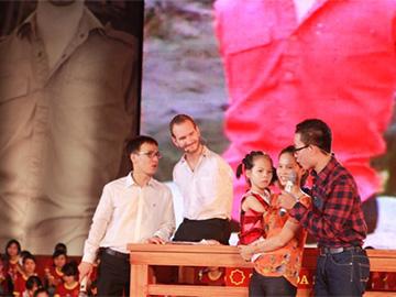 Nick Vujicic mong cô bé không chân tay thành diễn giả