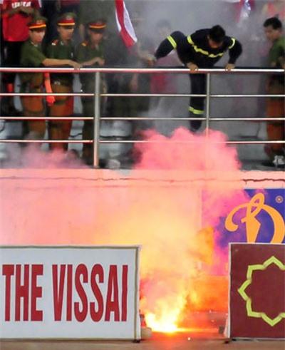 Lực lượng cứu hỏa sân Ninh Bình phải vất vả để kiểm soát tình hình.