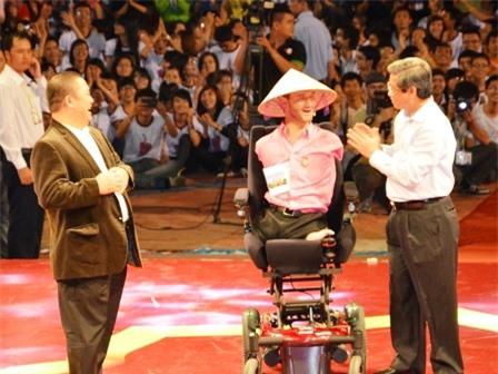Nick nhấn mạnh rằng anh luôn mong muốn các bạn trẻ yêu thương, đoàn kết với nhau
