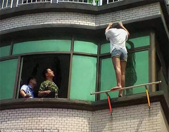 Thiếu nữ nhảy lầu tự tử vì biết bạn trai có vợ con