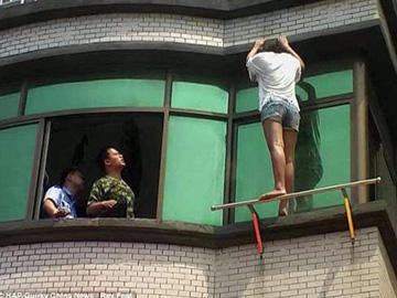 Thiếu nữ nhảy lầu tự tử vì biết bạn trai có vợ con