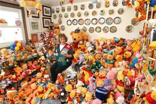 bà Deb Hoffman vui sướng khoe bộ sưu tập gấu Pooh của mình. Ảnh: O.C