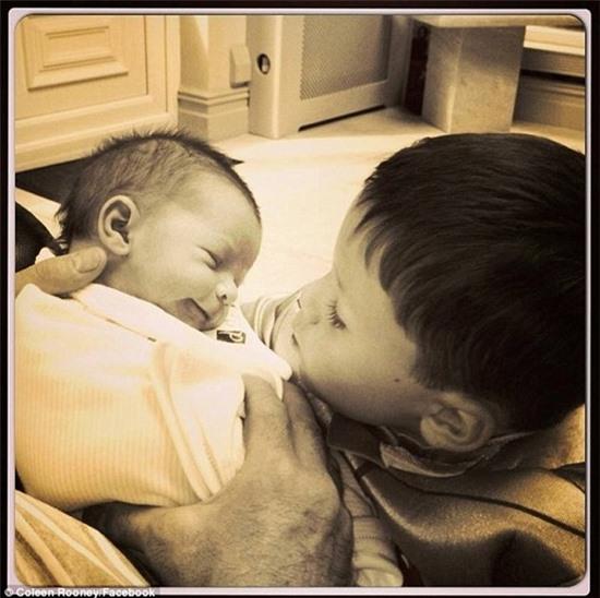 Kai Rooney âu yếm em trai mới sinh 2