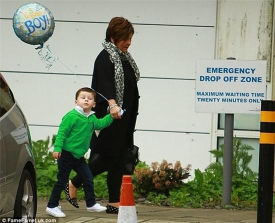 Kai Rooney âu yếm em trai mới sinh 3