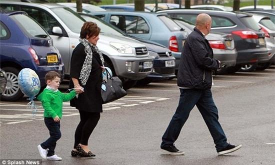 Kai Rooney âu yếm em trai mới sinh 4