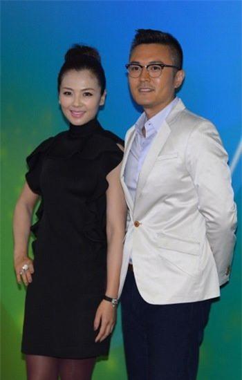 Lưu Đào ăn mặc trang trọng đi tiệc.