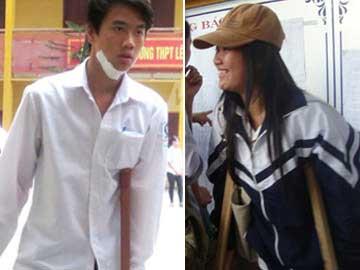 Nam sinh bị cứa cổ, nữ sinh gãy chân vẫn đi thi