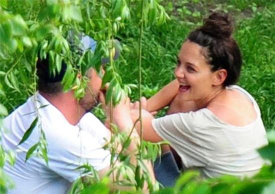 Katie rạng rỡ trò chuyện với đồng nghiệp trong giờ nghỉ ngơi.