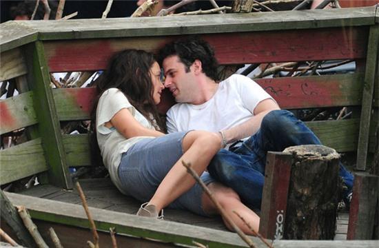 Gần đây, Luke Kirby bị đồn là bạn trai mới của Katie.