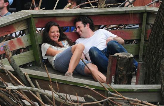 Katie và đồng nghiệp cùng phá lên cười sau màn