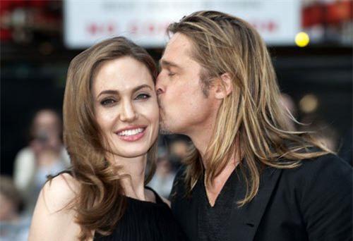 Sự thể hiện tình yêu một cách say đắm của Brad Pitt dành cho Jolie trên thảm đỏ càng khiến mọi người ngưỡng mộ tình cảm của cặp đôi.