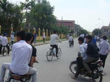 Sĩ tử kẹp ba, đầu trần đánh võng trên đường
