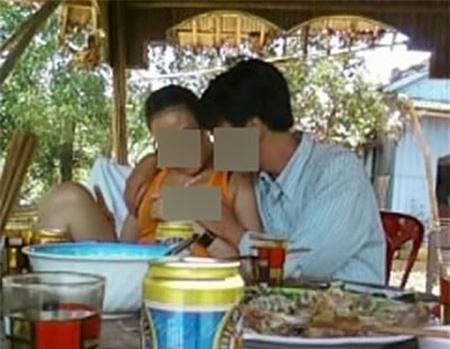 Nữ nhân viên mời khách kiểm tra 