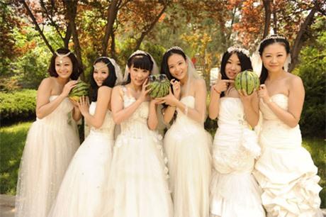 Nữ sinh hóa cô dâu xinh đẹp trong ngày tốt nghiệp ĐH.