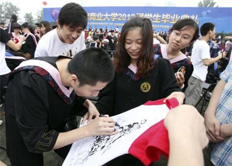 Thay vì những cách lưu lại kỷ niệm tốt nghiệp ĐH theo cách truyền thống và khá...nhàm