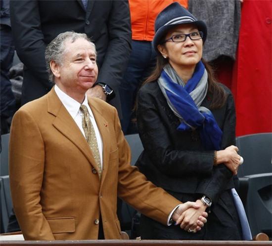 Cặp đôi tay đan tay không rời. Làng giải trí rộ lên tin đồn Tử Quỳnh sẽ làm đám cưới với người tình hơn 16 tuổi vào cuối năm nay, nhưng nữ diễn viên gốc Malaysia chưa xác nhận điều này.