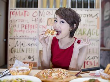 Minh Hằng mê mẩn pizza, mì Ý