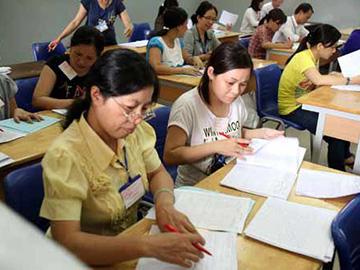 Thầy cô bật khóc khi chấm môn Văn