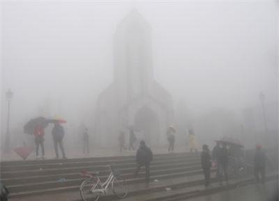 Hiện tượng hiếm: Sương mù dày đặc giữa mùa hè