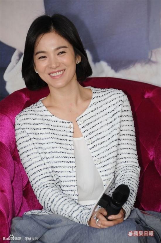 Song Hye Kyo liên tục che chắn vì sợ "lộ hàng" 1