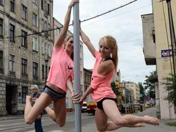 Múa cột giữa phố, thiếu nữ Ba Lan bị cảnh sát “hỏi thăm”