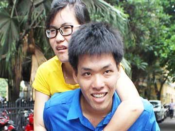 Cảm động với sinh viên cõng thí sinh vào phòng thi