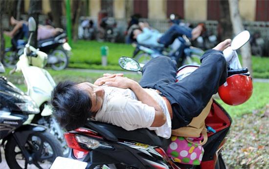 Quá mệt nhiều phụ huynh tranh thủ chợp mắt trước trường thi