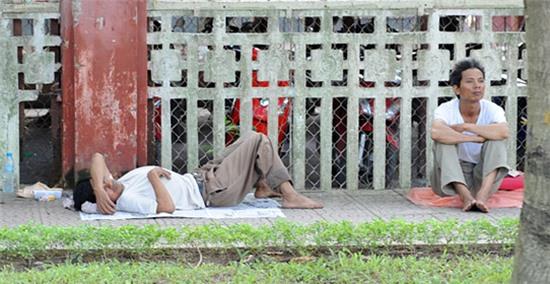 Quá mệt nhiều phụ huynh tranh thủ chợp mắt trước trường thi