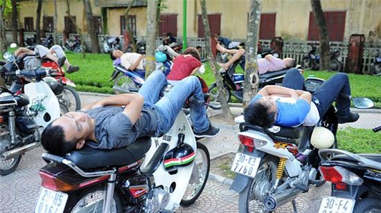 Quá mệt nhiều phụ huynh tranh thủ chợp mắt trước trường thi