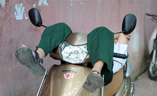 Quá mệt nhiều phụ huynh tranh thủ chợp mắt trước trường thi