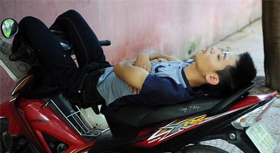 Quá mệt nhiều phụ huynh tranh thủ chợp mắt trước trường thi