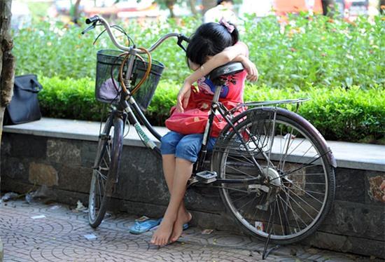 Quá mệt nhiều phụ huynh tranh thủ chợp mắt trước trường thi