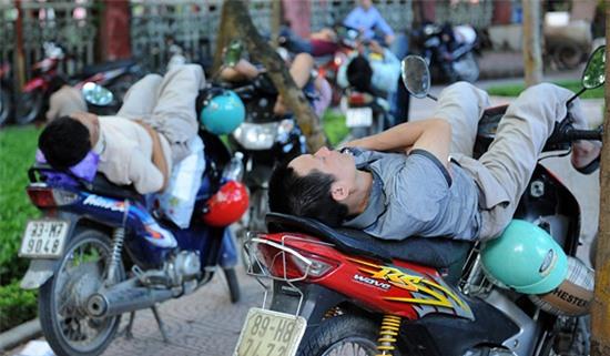 Quá mệt nhiều phụ huynh tranh thủ chợp mắt trước trường thi