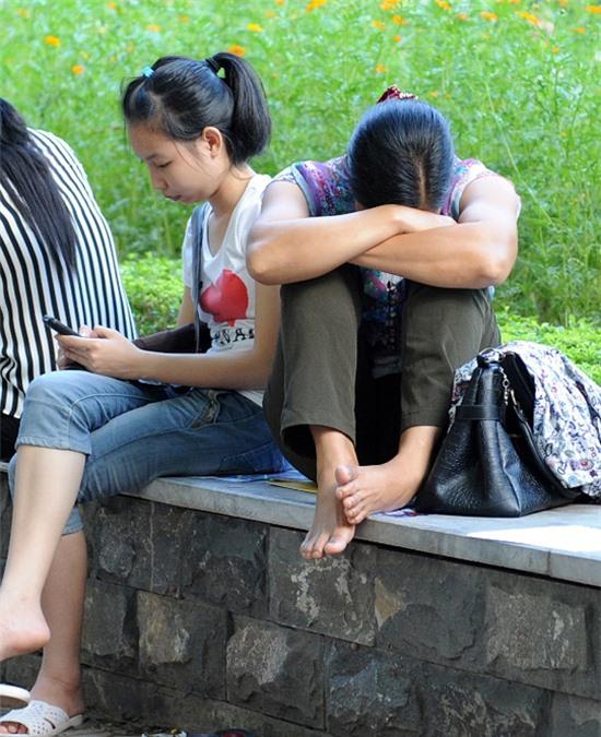Quá mệt nhiều phụ huynh tranh thủ chợp mắt trước trường thi