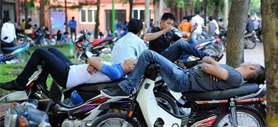 Quá mệt nhiều phụ huynh tranh thủ chợp mắt trước trường thi
