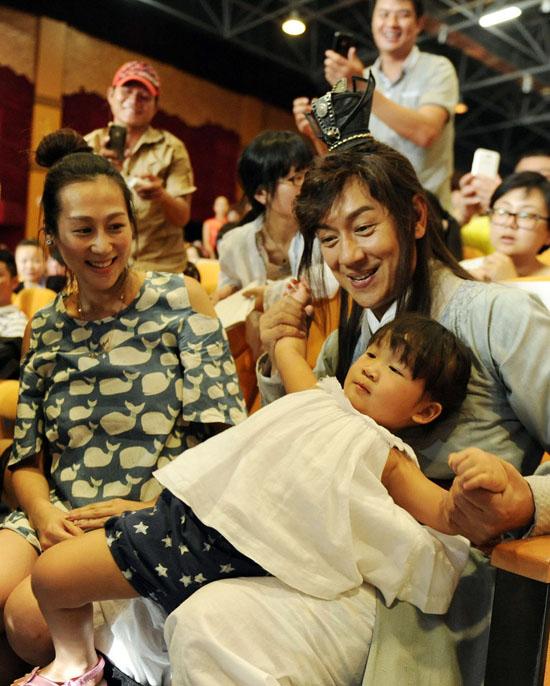 Gia đình Trần Hạo Dân làm náo loạn trường quay - Triệu Vy và nghi án bầu bí-1