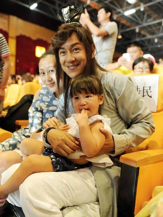 Gia đình Trần Hạo Dân làm náo loạn trường quay - Triệu Vy và nghi án bầu bí-4