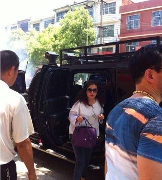 Gia đình Trần Hạo Dân làm náo loạn trường quay - Triệu Vy và nghi án bầu bí-8