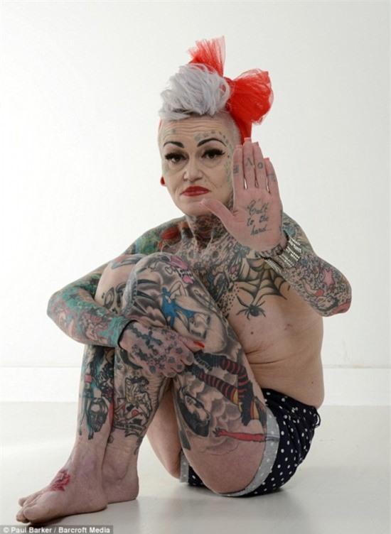 Bị chồng bỏ, người phụ nữ điên cuồng xăm hình 1